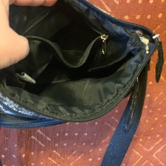 Adorable crossbody, lightweight, great shape, perfect for summer! - Picture 4 of 5